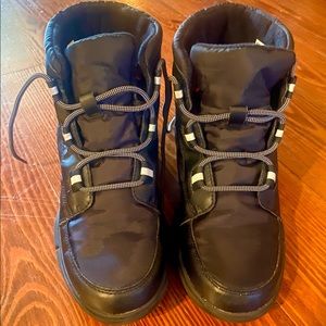 VIRTUALLY BRAND NEW SORELS!!  Worn 1 weekend for a total of about 4 - 5 hours.